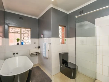 3 Bedroom Flat & Apartment