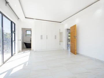 4 Bedroom Flat & Apartment
