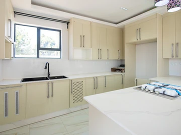 4 Bedroom Flat & Apartment