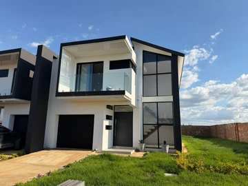 4 Bedroom Flat & Apartment