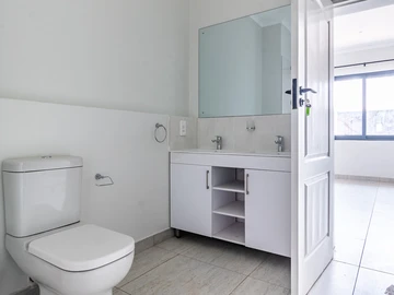 2 Bedroom Flat & Apartment