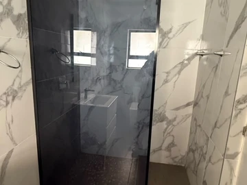 4 Bedroom Flat & Apartment