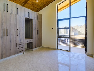 4 Bedroom Flat & Apartment