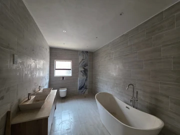 4 Bedroom Flat & Apartment