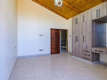 4 Bedroom Flat & Apartment