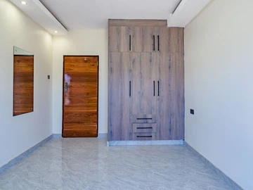 4 Bedroom Flat & Apartment