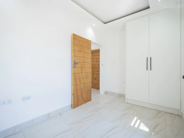 4 Bedroom Flat & Apartment