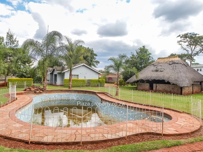 Grand double storey house in Helensvale for sale