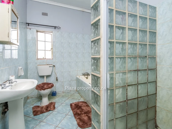 Grand double storey house in Helensvale for sale