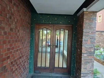 2 Bedroom Flat & Apartment