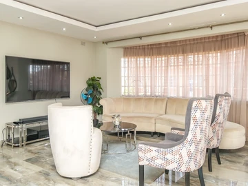 3 Bedroom Flat & Apartment