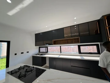 4 Bedroom Flat & Apartment