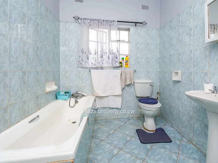 Grand double storey house in Helensvale for sale