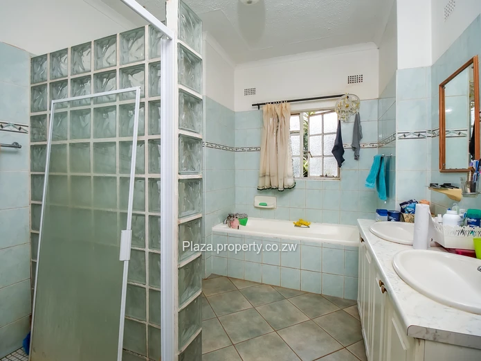 Grand double storey house in Helensvale for sale