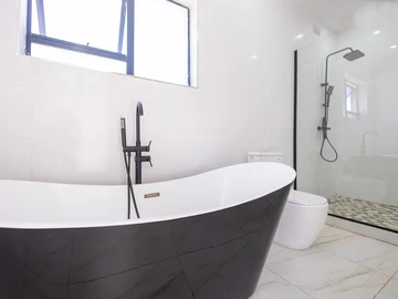 4 Bedroom Flat & Apartment