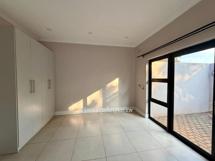 Space, Privacy & Security - Exclusive Helensvale Townhouse